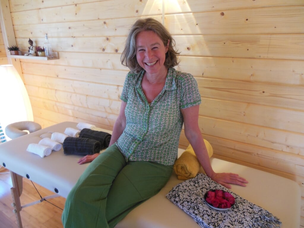 Karin Kroontje weet uit eigen ervaring hoe je aan de hand van meditatie, yoga en massage met jezelf en anderen in contact kunt komen. Foto: Eric Klop