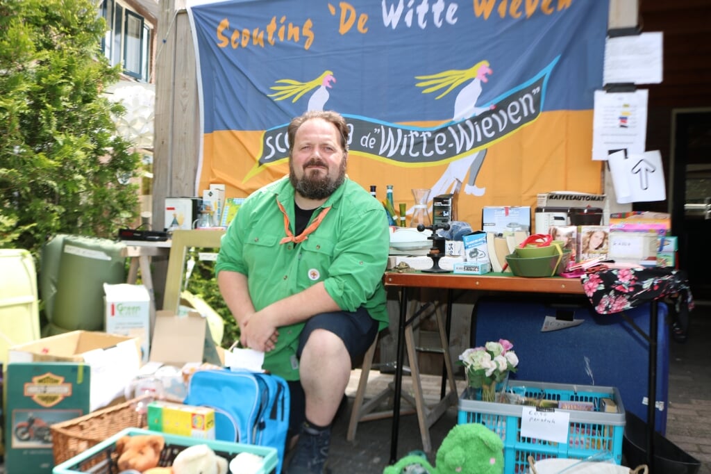 Daan Pardijs bij de rommelmarkt voor de Scouting 'De Witte Wieven'. Foto: Arjen Dieperink