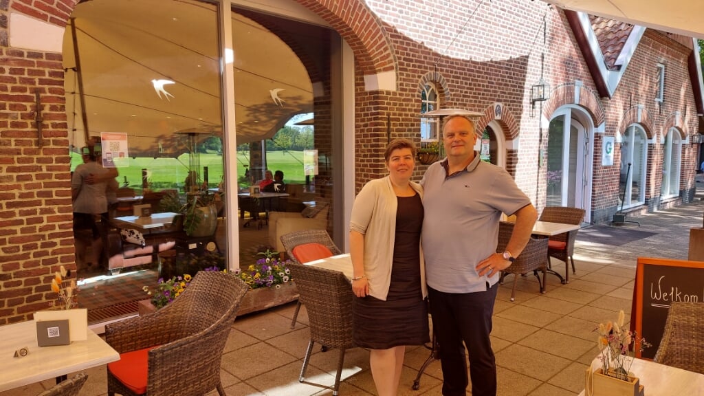 Rob en Esther Leemrijse op het ruime terras van restaurant ‘De Voortwisch’. Foto: Han van de Laar