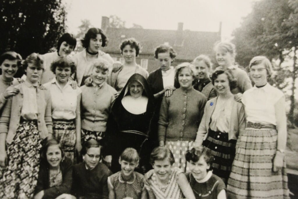  Wie kan wat vertellen over deze foto, gemaakt op de St. Jozefschool. Foto: collectie Leo van der Linde