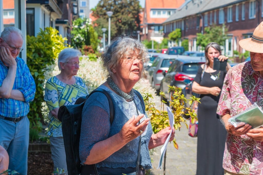 Onthulling Ruysdaelstraat 36. Renée Koot deed jarenlang onderzoek naar de Joodse geschiedenis van Zutphen, houdt haar toespraak over de familie Cohen. Foto: Henk Derksen 