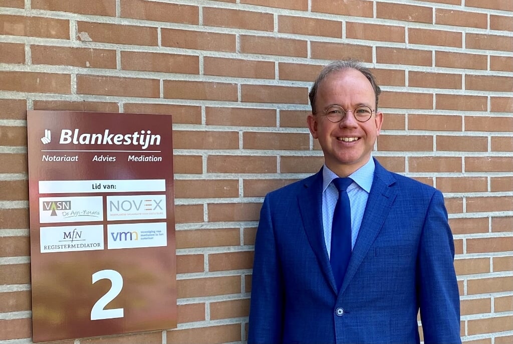 Mr. Jeroen Blankestijn voor het kantoor in het centrum van Zelhem. Foto: mr. Dafne Vonk