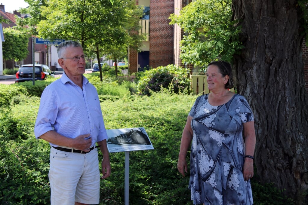 Joop Venderbosch met zijn vrouw Ria voor de onthulde plaquette. Foto: Theo Withag