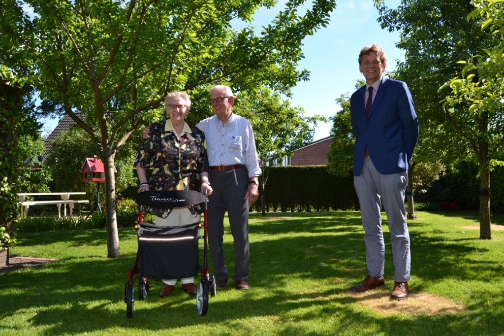 Bertus en Dinie Hoftijzer-Colenbrander met burgemeester Stapelkamp. Foto Karin Stronks