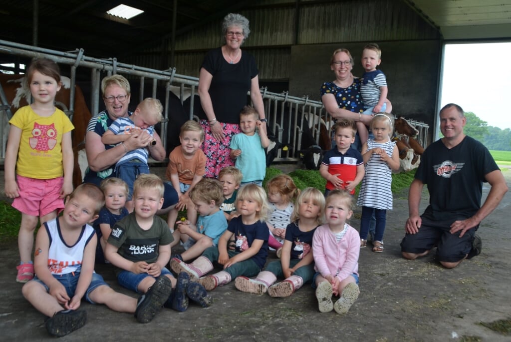 De peuters en hun leiding op bezoek bij de boerderij van Groot Roessink. Foto: PR