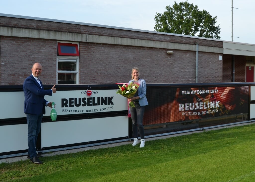 AZSV-voorzitter Patrick Frenken met nieuwe sponsor Nicole Reuselink. Foto Karin Stronks 
