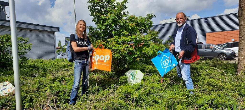 Coop en AH steunen Helemaal Groen voor hup bij opruimen vuil. Foto: Jaap de Boer
