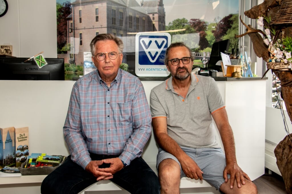 Peter Meulenbroek (l.) en Grieto Zeeman in de winkel van het VVV Vorden aan de Dorpsstraat 12. Foto: Liesbeth Spaansen