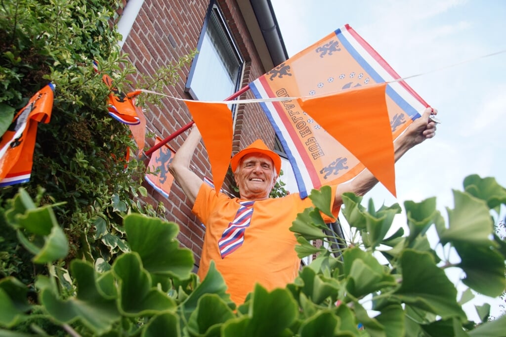 Ben Maandag juicht voor Oranje. Foto: Frank Vinkenvleugel