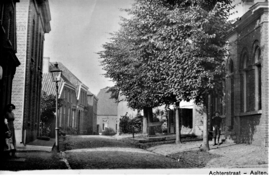 De Achterstraat in Aalten, ruim een eeuw geleden. Foto: collectie: Leo van der Linde 