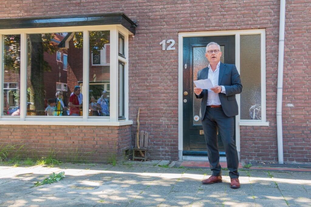 Wim Schipper, huidige bewoner aan de Rembrandtstraat, hield een korte toespraak. Foto: Henk Derksen