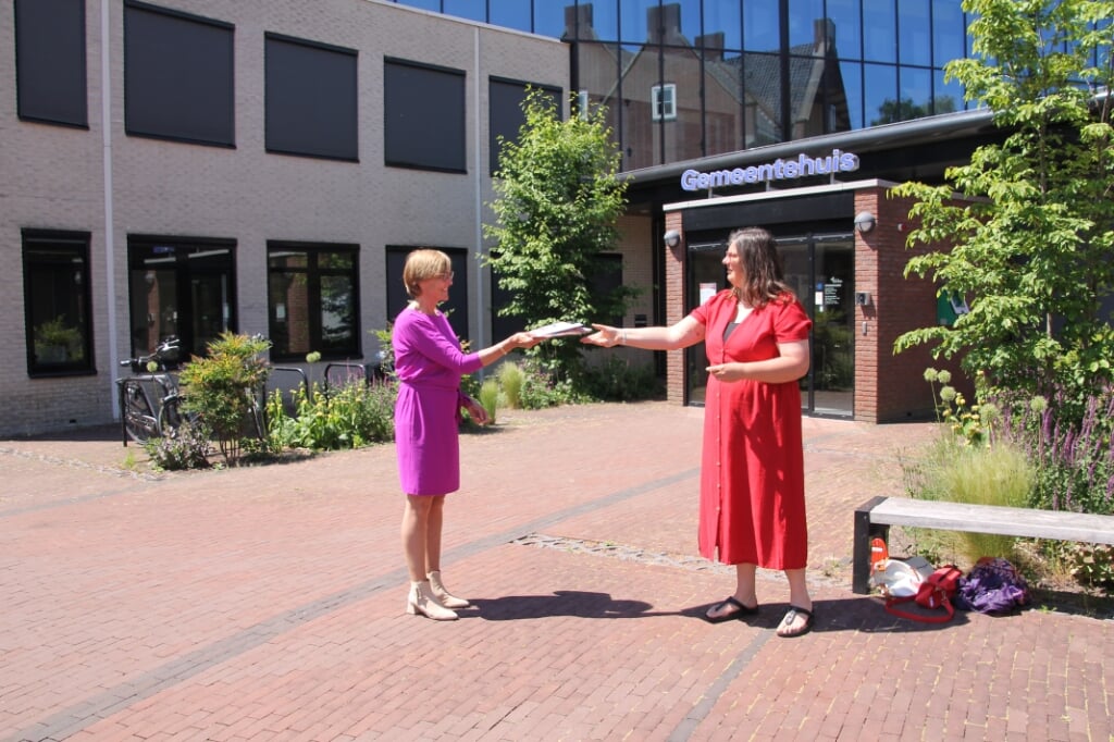 Burgemeester Bronsvoort ontvangt uit handen van auteur Barbara Pavinati het boek Verzinhoofd. Foto: Annekée Cuppers