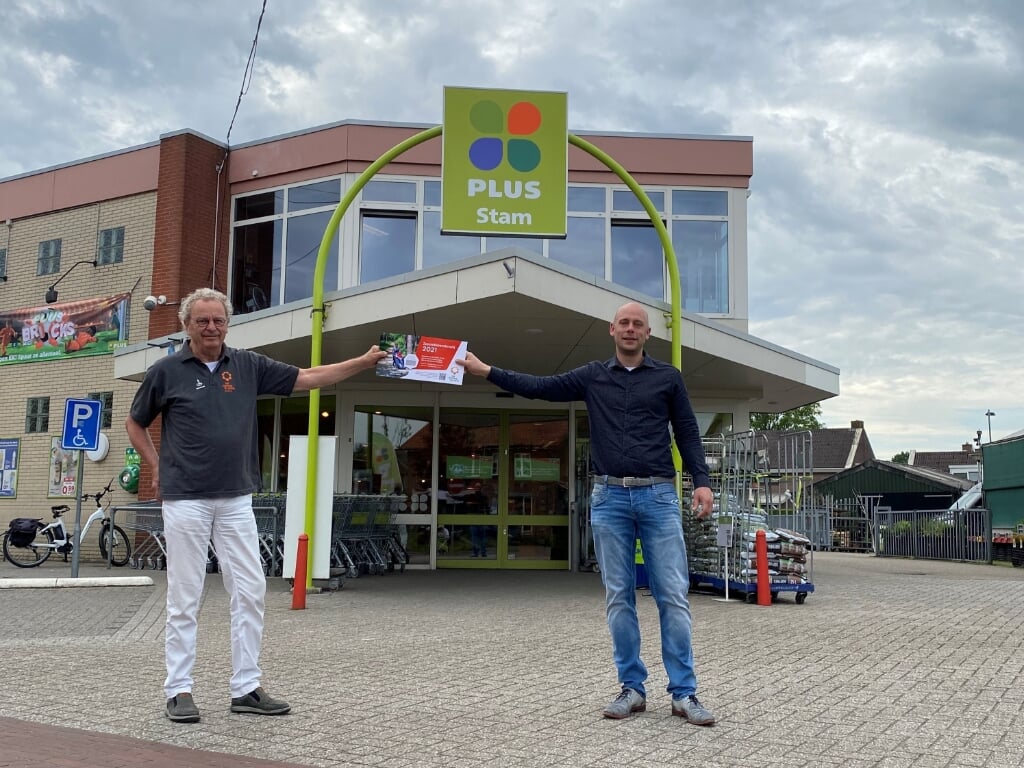 Pieter Stam, de nieuwe directeur/eigenaar van Plus Supermarkt Stam (r), gaf samen met Koos Luurs het startsein voor de verkoop van de zonnebloemloten in Ruurlo. Foto: PR 