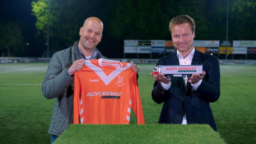 Thomas Kruip van (directeur Aloys Roemaat) en Eef Steentjes (voorzitter Businessclub Longa '30) bij de shirtpresentatie. Foto: Longa 30)