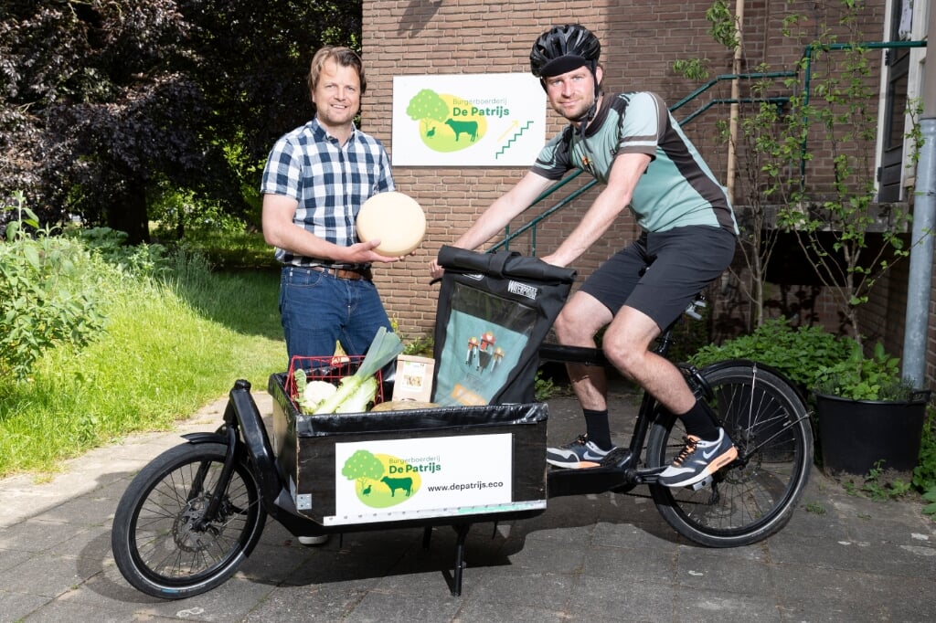 Maarten van Leeuwen (links) van Burgerboerderij de Patrijs en Martijn Rozendal van Fietskoeriers Zutphen werken samen. Foto: Patrick van Gemert/Zutphens Persbureau