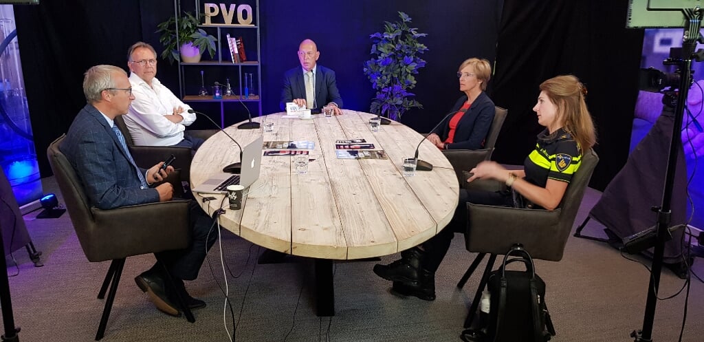 Aton Jansen (midden) in gesprek bij de uitzending Kiek uut! Foto: PR