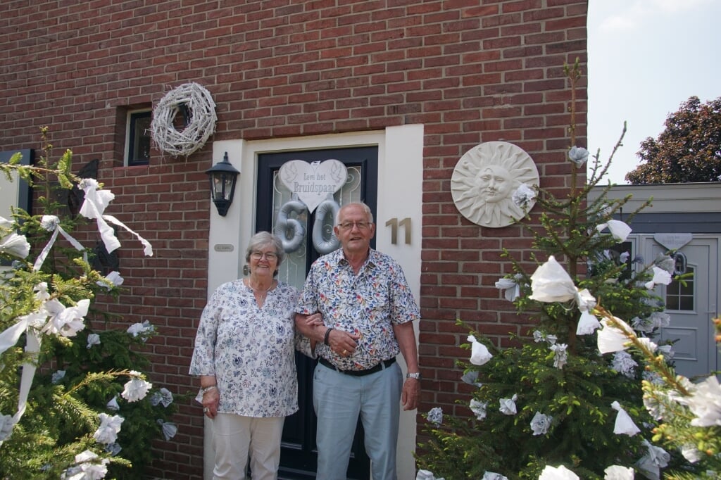 Henk en Geertje Elburg-Wevers voor hun versierde woning. Foto: Frank Vinkenvleugel