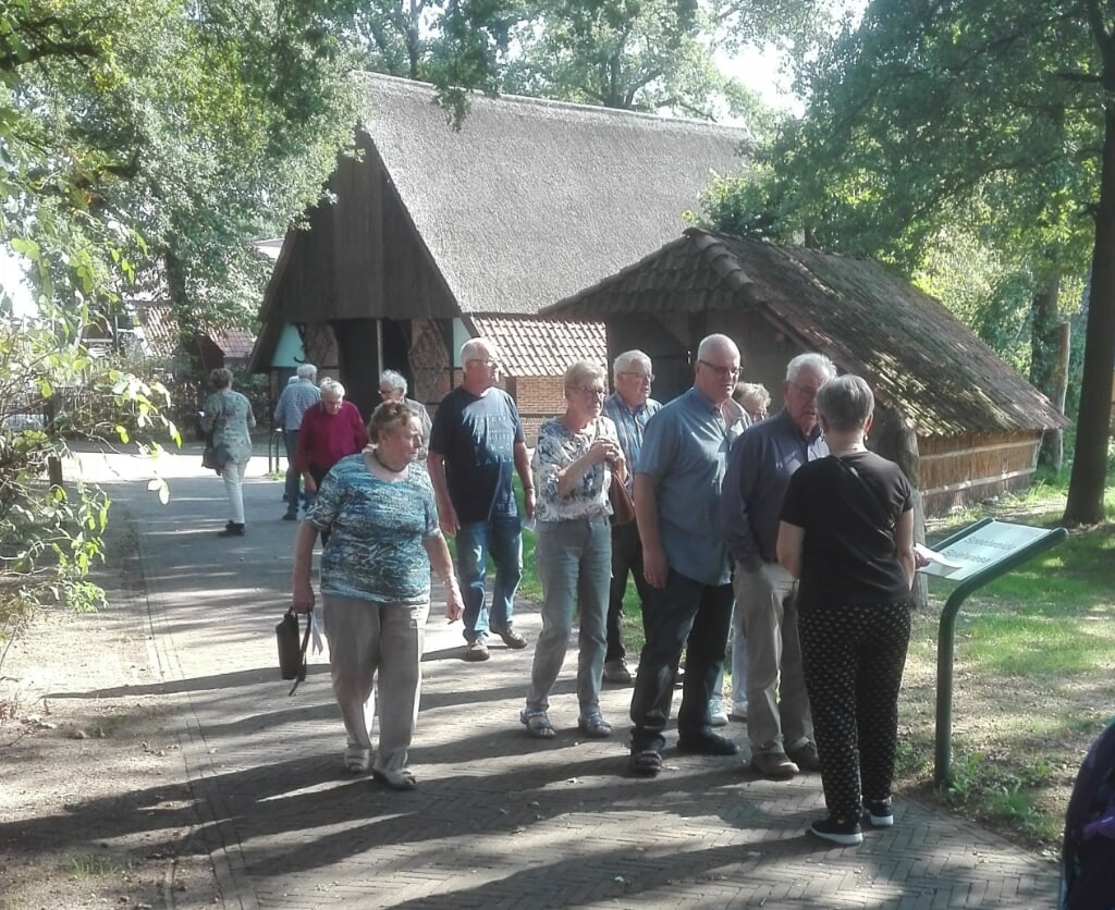 Een bezoek aan Erve Kots tijdens het jaarlijkse uitstapje van het 'Buurten'. Foto: PR