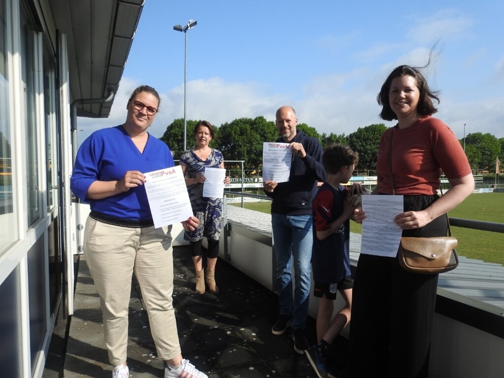 Van links naar rechts presenteren Martine Westerik, Marjolijn Moester, Jasper Bloem en Mirjam Dolfing het pamflet, in aanwezigheid van een jonge voetballer van een Zutphense voetbalvereniging. Foto: PR