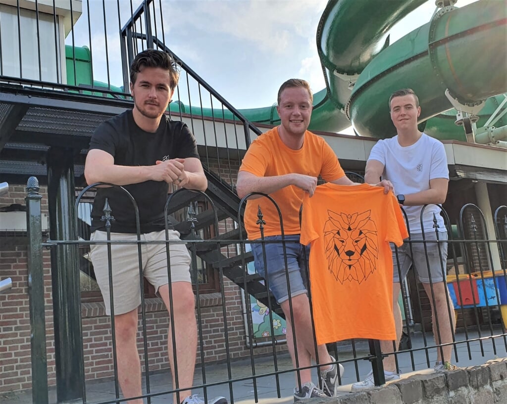 Nick Jansen, Jerle de Jonge en Tim Bomers (vlnr) gekleed in de zelf ontworpen t-shirts. Poserend voor de glijbaan op Marveld Recreatie waar het bedrijfje ontstond. Foto: Henri Walterbos