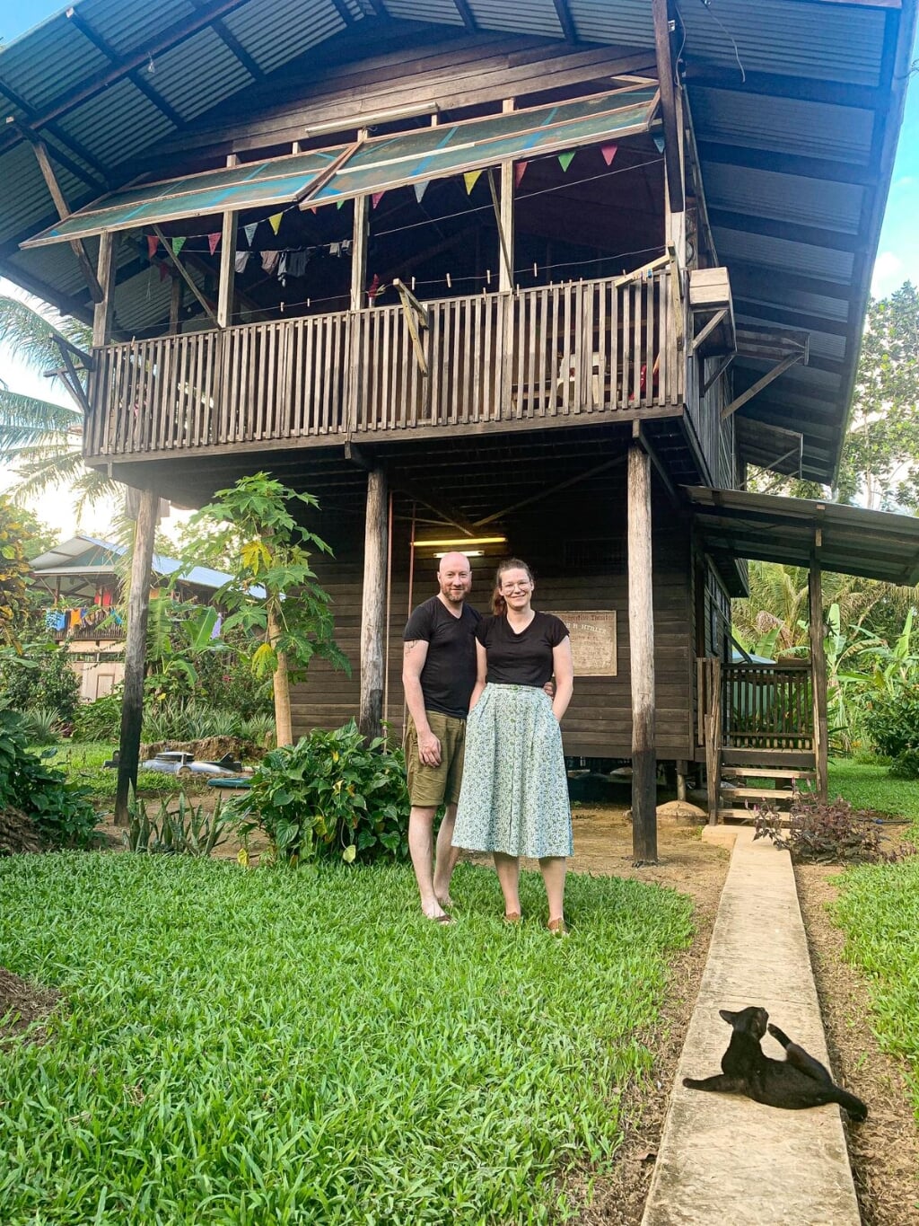 Remie Stronks en Hanneke Bakker voor hun woning in Papoea Nieuw Guinea. Foto Eigen foto