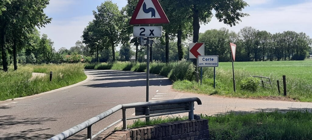 De gemeente Winterswijk wil met het vrachtwagenverbod de kern van Corle ontzien. De gemeente Oost Gelre stemt niet in met het verzoek. Foto: Kyra Broshuis