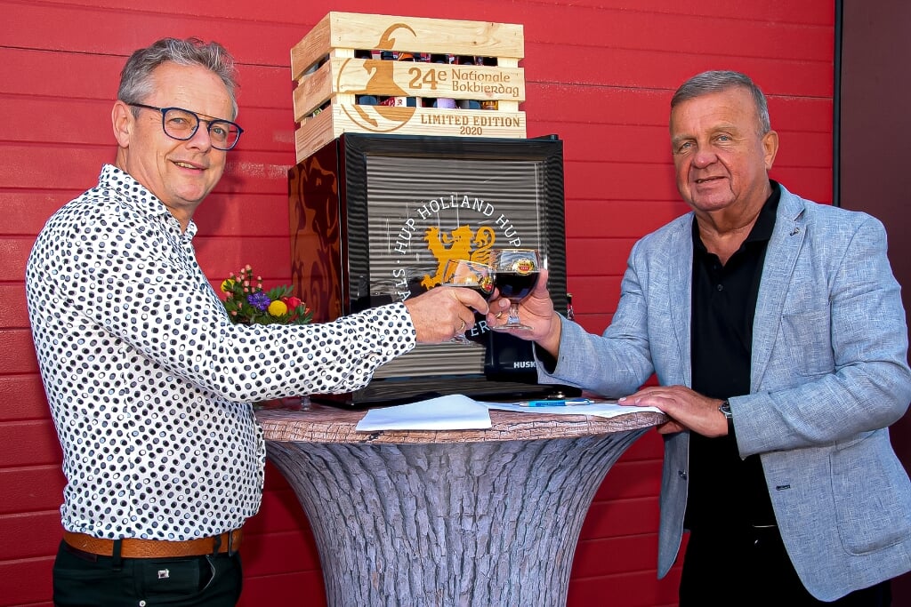 Gerrit Nijenhuis van Domest (l) proost met voorzitter Cor ten Barge op het sponsorschap. Foto: Willem Feith