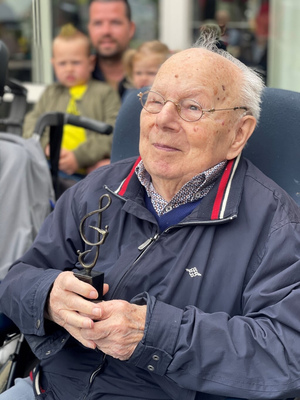 Voor het 75-jarige lidmaatschap ontving de heer Lubbers een oorkonde en een standbeeldje met een G-sleutel. Foto: M. Blijleven