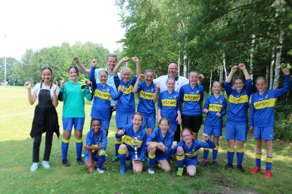 De meiden onder 13 veroverden de eerste plek in hun competitie. Foto: Arjen Dieperink
