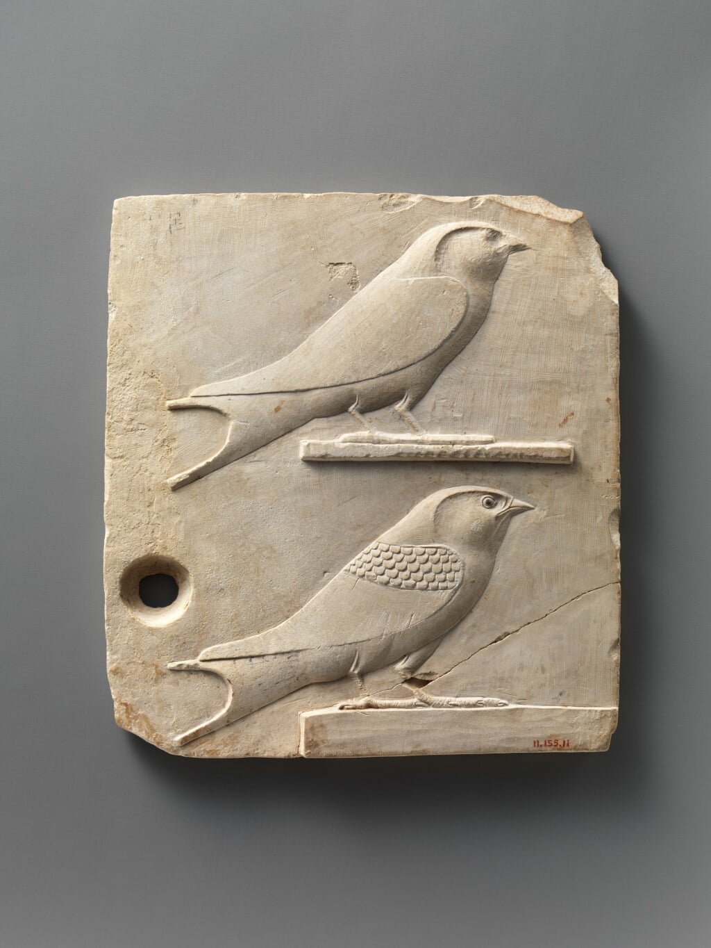 Reliëftegel uit Egypte, twee zwaluwen, ca. 4e-1e eeuw voor Christus. Foto: PR