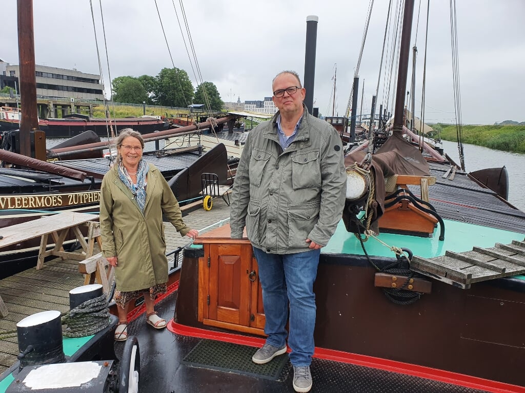 Eric van Schie ging langs bij Nelly Derksen in de Museumhaven. Foto: PR