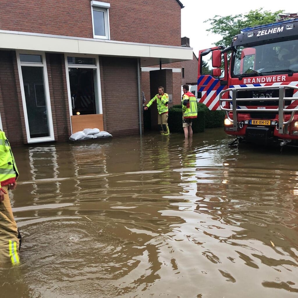 Vrijwilligers van Brandweer post Zelhem helpen met evacueren in Limburg. Foto: Brandweer Zelhem