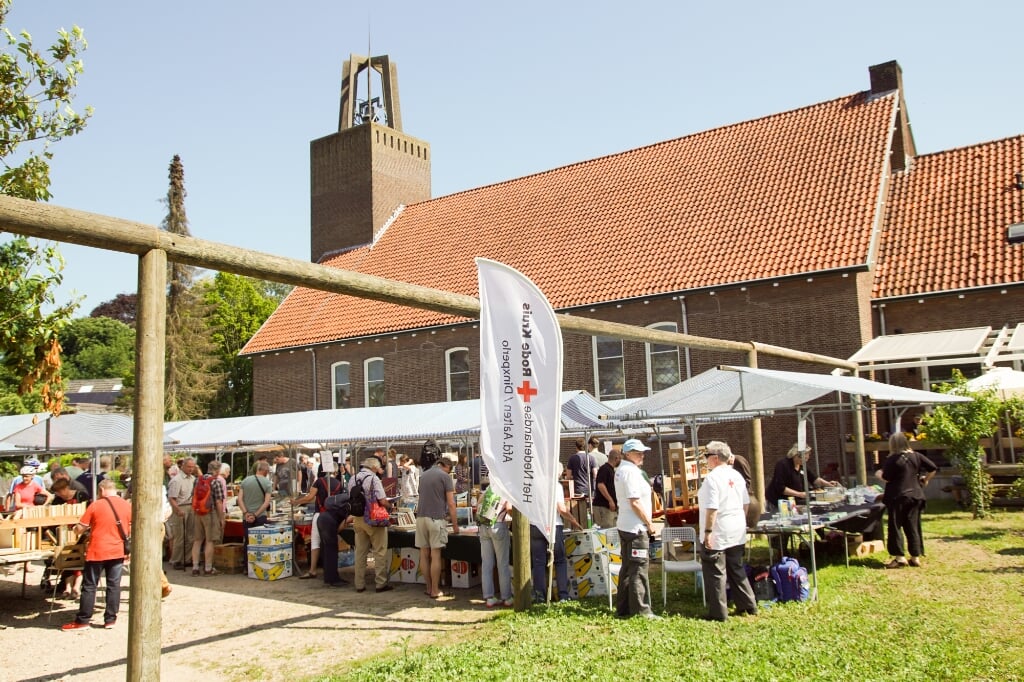 De boekenmarkt bij De Koppelkerk. Foto: Van der Galien