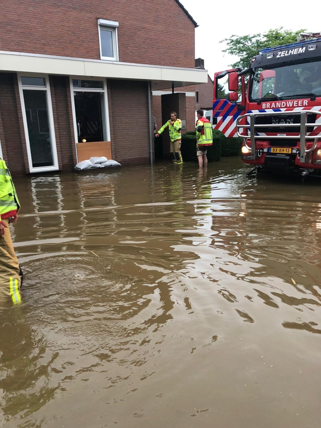 Vrijwilligers van Brandweer post Zelhem helpen met evacueren in Limburg. Foto: Brandweer Zelhem 