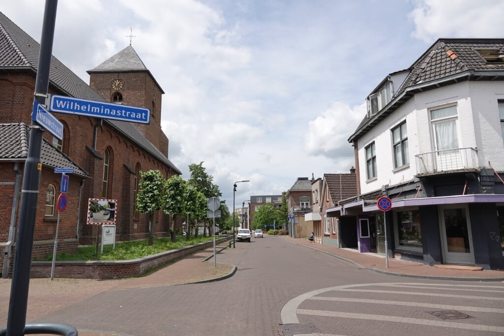 Willem Sluiters geboortehuis stond aan de Nieuwstraat (nu nummer 15; het witte pand rechts). Tegen de zijgevel van Grote Kerk van de Protestantse Gemeente te Neede, tegenover de geboorteplek, komt volgend jaar een kunstwerk ter herinnering aan hem te staan. Foto: PR