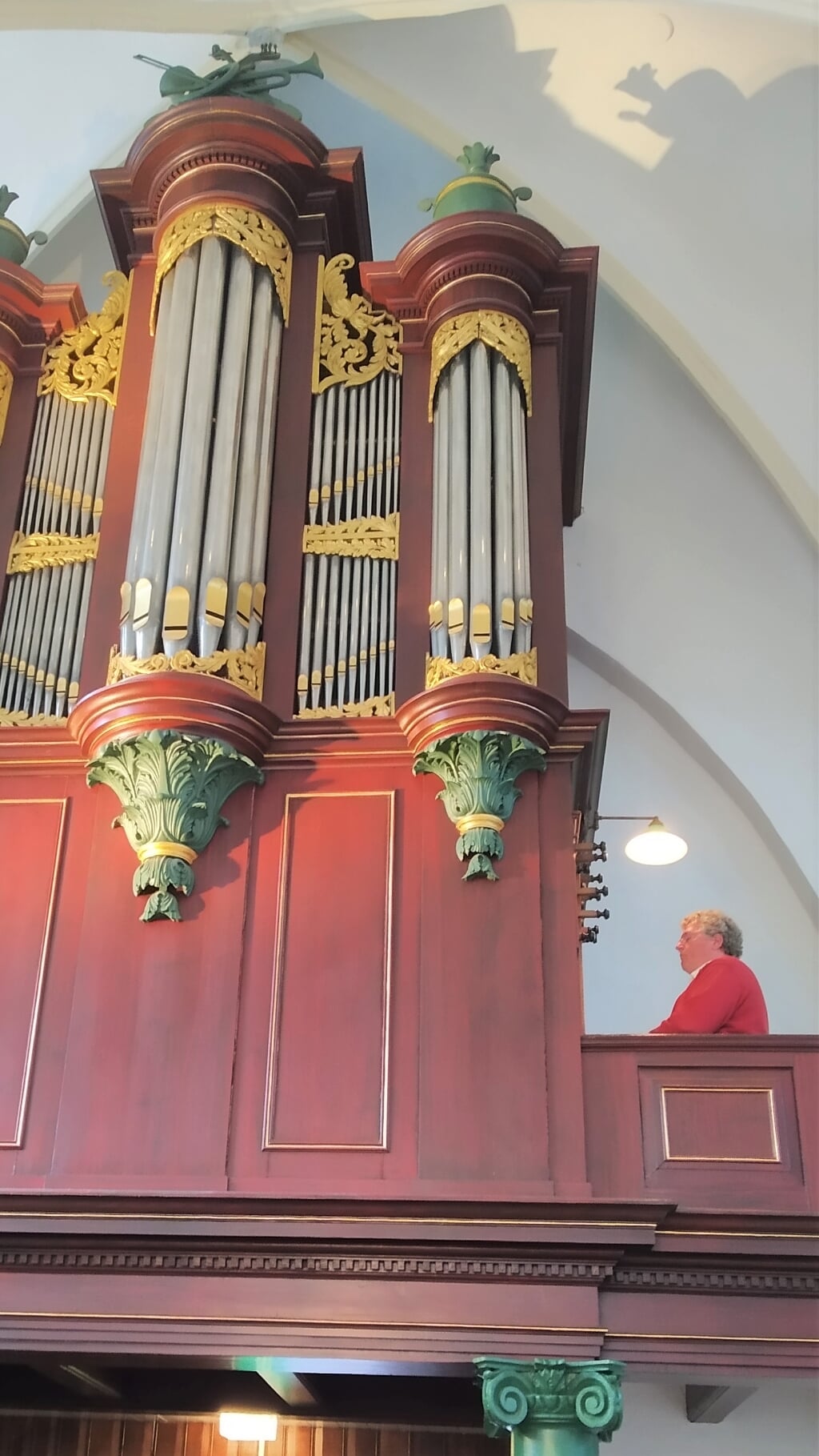 Gerard Wesselink bespeelt het Holtgräve orgel. Foto: PR. 