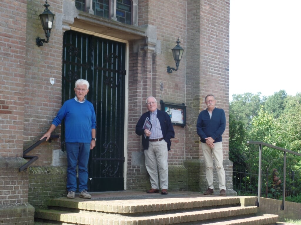 De samenstellers van het boek ‘Sint Willibrorduskerk Ruurlo 150 jaar’(v.l.n.r.) Leo Besselink, Wim Huitink en Jos Schooltink. Foto: Jan Hendriksen