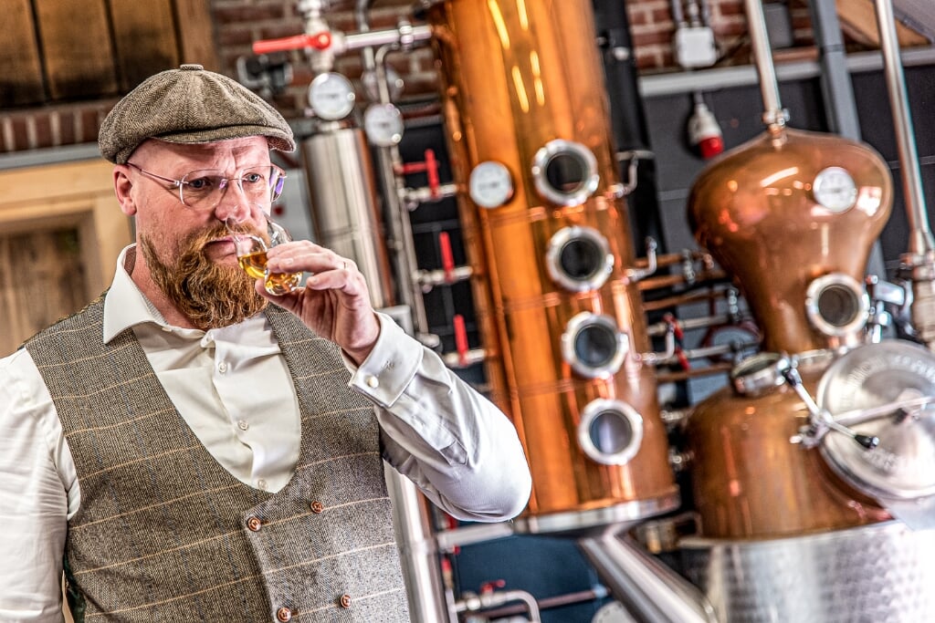 Distillateur Erik Legters met zijn eerste whisky. Foto: Martine Siemens