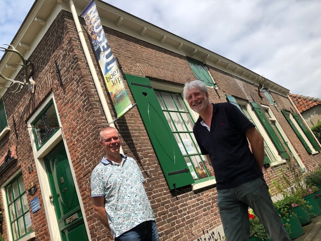 Reinier Wasseveld (links) en Johan de Weerd voor het pand dat vanaf 7 augustus twee maanden lang ieder weekend uitnodigt tot een ferme stap terug in de tijd, verbazing en bovenal be- en verwondering. Foto: Eric Klop