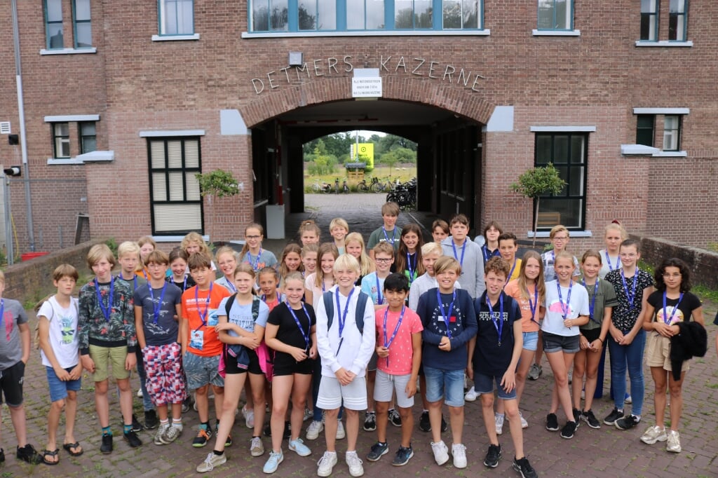 Groep 8 van J.A. de Vullerschool uit Gorssel bezocht ook de Detmerskazerne. Foto: Arjen Dieperink