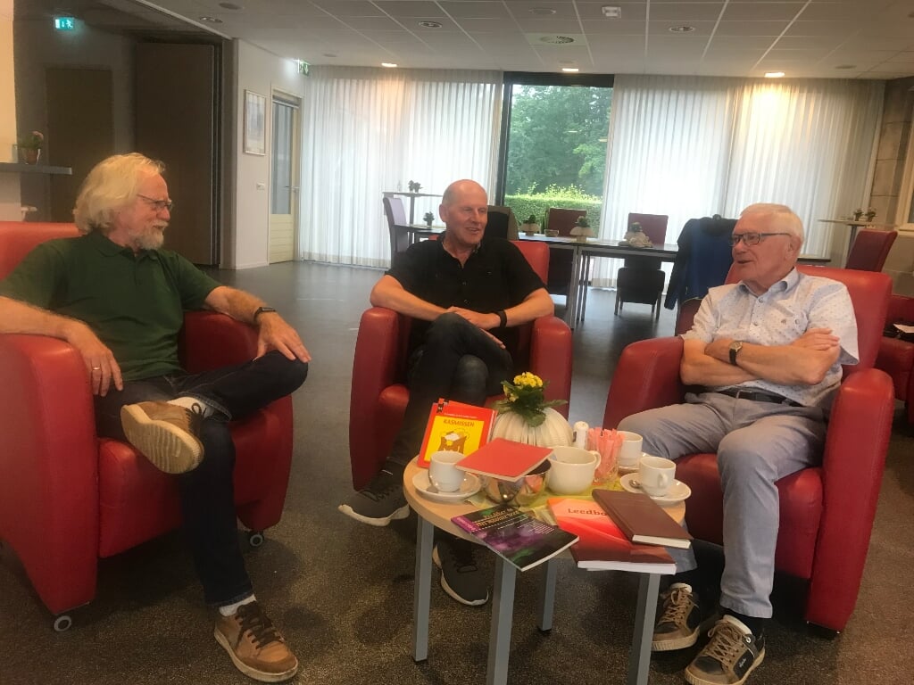 Jan Leijenhorst, Hans Hinkamp en Henk klein Gebbink (vlnr) verdiepen zich graag in het vertalen van Bijbelteksten in het Achterhoeks