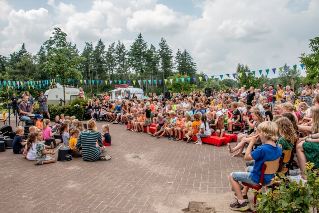 Het schoolplein van De Woordhof was een festivalterrein met optredens, veel publiek en foodtrucks. Foto: Liesbeth Spaansen