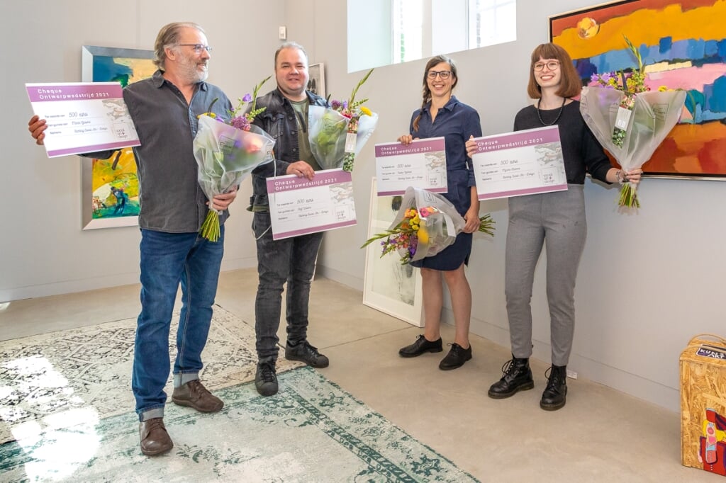 De winnaars van de ontwerpwedstrijd. v.l.n.r. Martin Grevers, Rolf Wolters, Evelien Nijenhuis en Myrthe Rosema. Foto: Bas Weetink