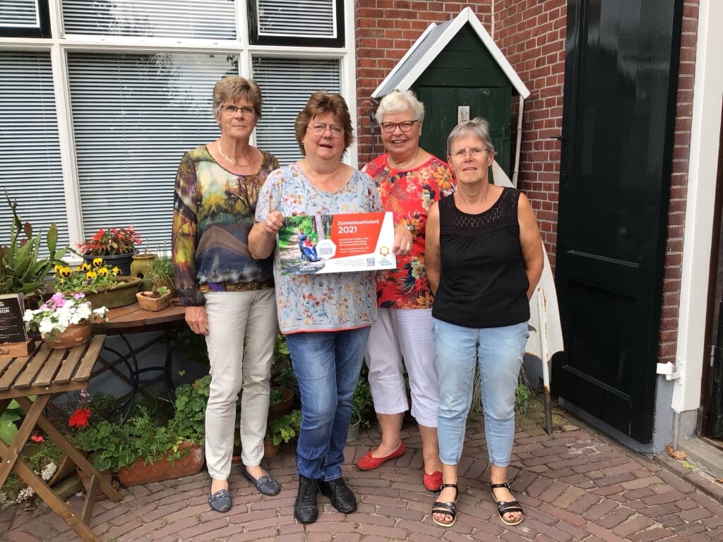 Trijnie Hoogstrate, Rita Bakker, Mieneke Reurink en Joke Zieverink (vlnr) voor café Florijn. Foto: J. Florijn 