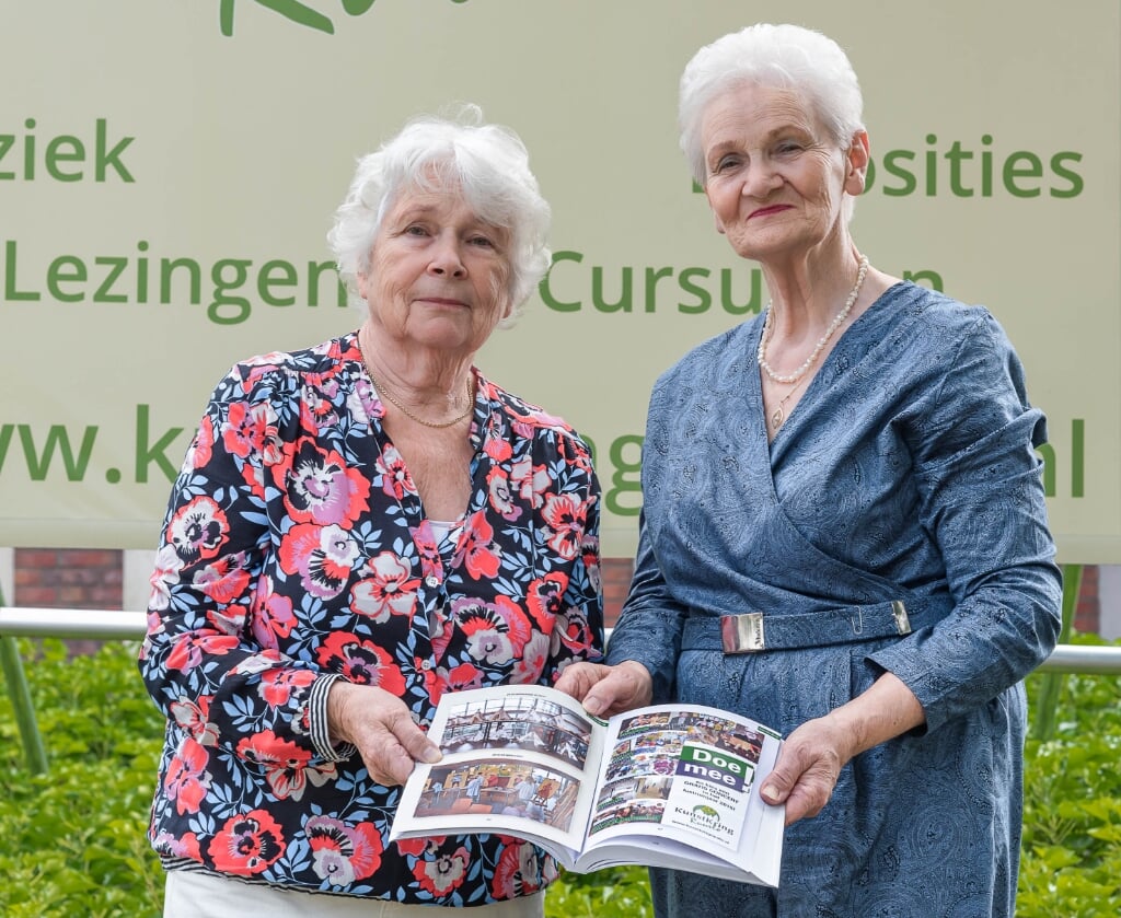 Voorzitter Barbara Bodegom en Lieneke Tanis (r) met het jubileumboek. Foto: Louis Swart