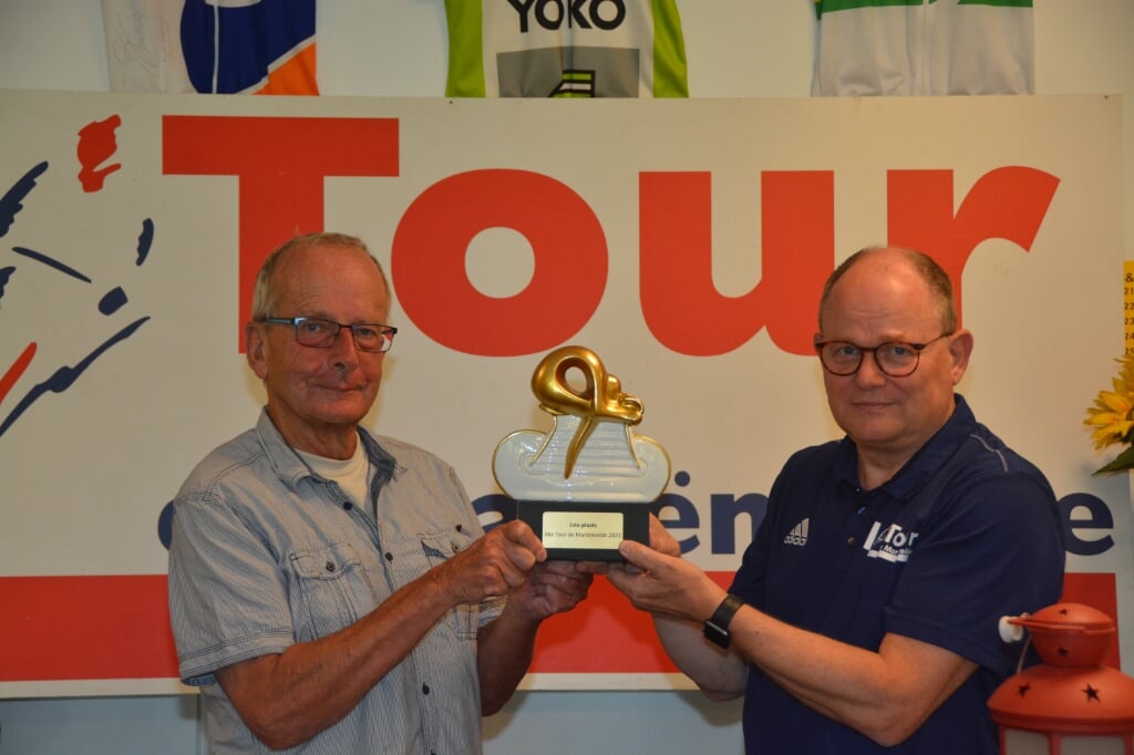 Ap Braakhekke (links) ontvangt uit handen van Henri Weikamp de eerste prijs in de Tour de Mariënvelde 2021. Foto: PR