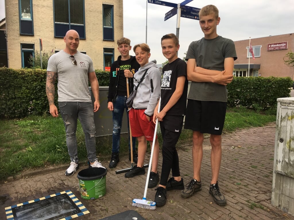 Een groep jongeren met jeugdwerker Paul Koopman van de gemeente Bronckhorst. Foto: Fred Wolsink