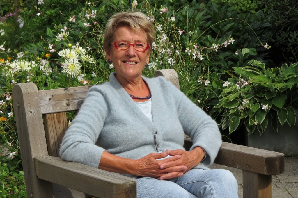 Ineke Rood’s favoriete, meditatieve plekje is in de stoel in haar tuin. Foto: Josée Gruwel