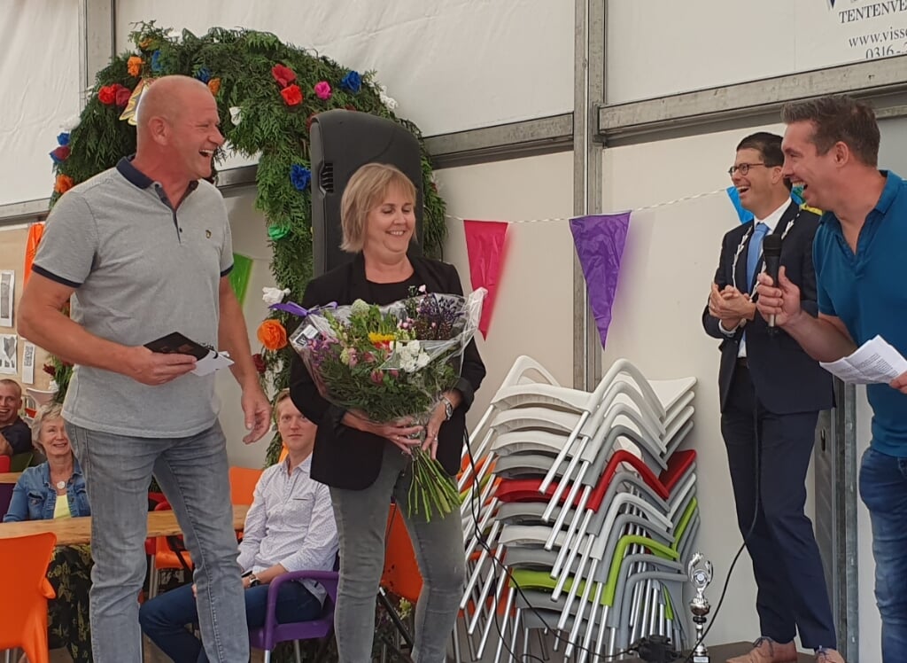 Bloemen en bedankjes aan het uitbaters Gerrie en Willem Wassink van Café Halfweg in Voor-Beltrum. Foto: Rob Weeber