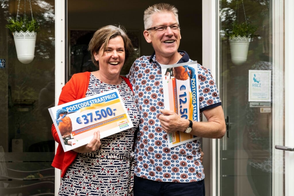 Lucas en Mirjam worden verrast met PostcodeStraatprijs-cheques van 37.500 en 12.500 euro. Foto: PR
